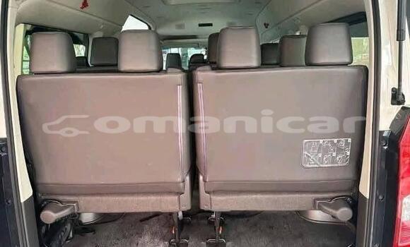 Buy Used Toyota Hiace White Car in Muscat in Masqat Buy Used Toyota Hiace White Car in Muscat in Masqat