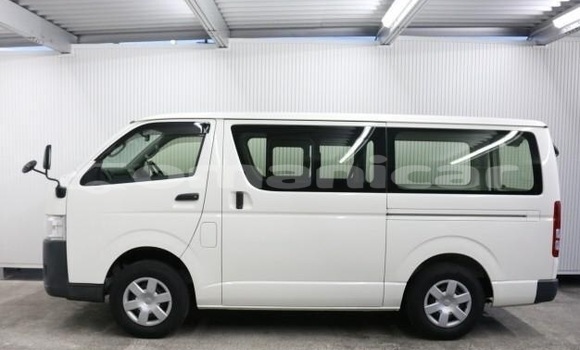 Buy Used Toyota Hiace White Car in Muscat in Masqat Buy Used Toyota Hiace White Car in Muscat in Masqat