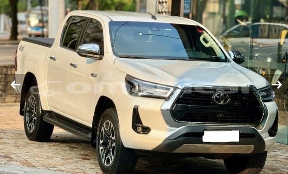 Buy Used Toyota Hilux White Car in Muscat in Masqat