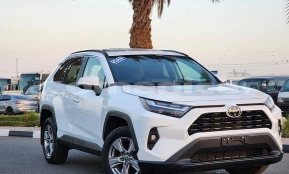 Buy Used Toyota RAV4 White Car in Muscat in Masqat