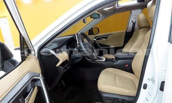 Buy Used Toyota RAV4 White Car in Muscat in Masqat Buy Used Toyota RAV4 White Car in Muscat in Masqat