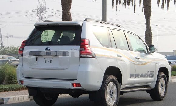 Buy Used Toyota Land Cruiser Prado White Car in Muscat in Masqat Buy Used Toyota Land Cruiser Prado White Car in Muscat in Masqat