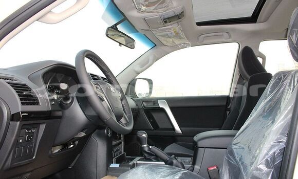 Buy Used Toyota Land Cruiser Prado White Car in Muscat in Masqat Buy Used Toyota Land Cruiser Prado White Car in Muscat in Masqat