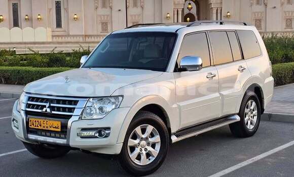Buy Used Mitsubishi Pajero White Car in al–Masna'ah in al-Batinah Buy Used Mitsubishi Pajero White Car in al–Masna'ah in al-Batinah
