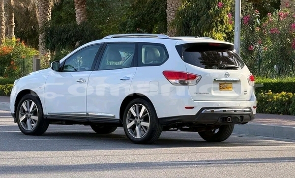 Buy Used Nissan Pathfinder White Car in as–Suwayq in al-Batinah Buy Used Nissan Pathfinder White Car in as–Suwayq in al-Batinah