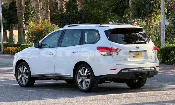 Buy Used Nissan Pathfinder White Car in as–Suwayq in al-Batinah Buy Used Nissan Pathfinder White Car in as–Suwayq in al-Batinah