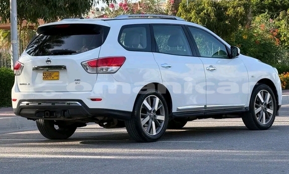 Buy Used Nissan Pathfinder White Car in as–Suwayq in al-Batinah Buy Used Nissan Pathfinder White Car in as–Suwayq in al-Batinah