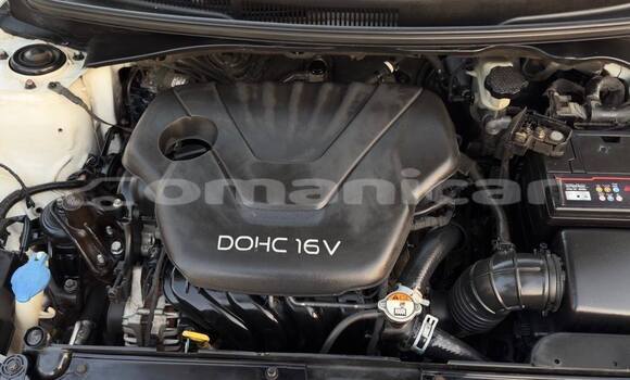 Buy Used Hyundai Veloster White Car in al–Khaburah in al-Batinah Buy Used Hyundai Veloster White Car in al–Khaburah in al-Batinah