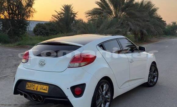 Buy Used Hyundai Veloster White Car in al–Khaburah in al-Batinah Buy Used Hyundai Veloster White Car in al–Khaburah in al-Batinah