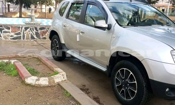 Buy Used Dacia Duster White Car in Azaiba in Masqat Buy Used Dacia Duster White Car in Azaiba in Masqat