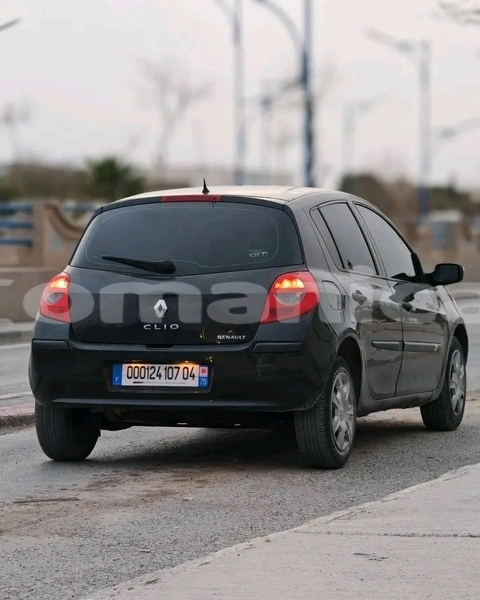 Big with watermark renault clio ad dakhiliyah bahla 7869