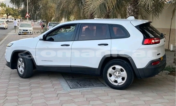 Buy Used Jeep Cherokee White Car in Azaiba in Masqat Buy Used Jeep Cherokee White Car in Azaiba in Masqat