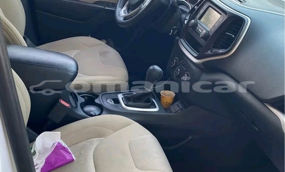 Buy Used Jeep Cherokee White Car in Azaiba in Masqat Buy Used Jeep Cherokee White Car in Azaiba in Masqat