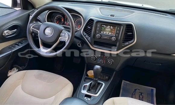 Buy Used Jeep Cherokee White Car in Azaiba in Masqat Buy Used Jeep Cherokee White Car in Azaiba in Masqat