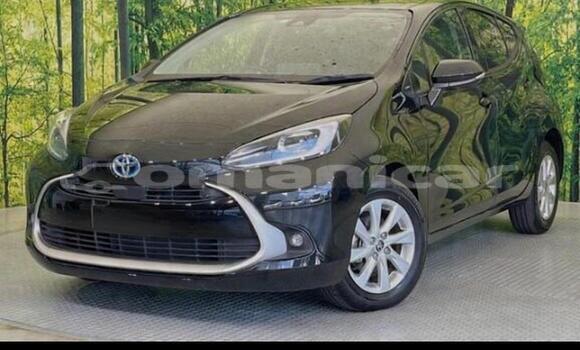 Buy Used Toyota Aqua Silver Car in Muscat in Masqat