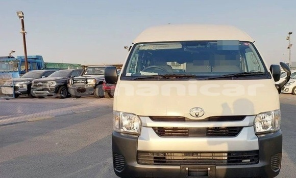 Buy Used Toyota Hiace White Car in Muscat in Masqat Buy Used Toyota Hiace White Car in Muscat in Masqat