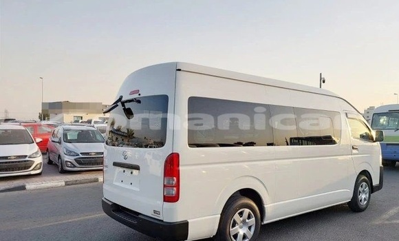 Buy Used Toyota Hiace White Car in Muscat in Masqat Buy Used Toyota Hiace White Car in Muscat in Masqat