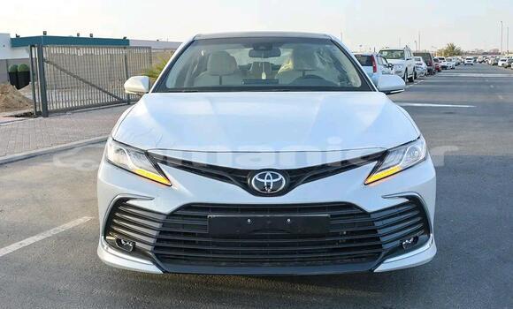 Buy Used Toyota Camry White Car in al–Masna'ah in al-Batinah