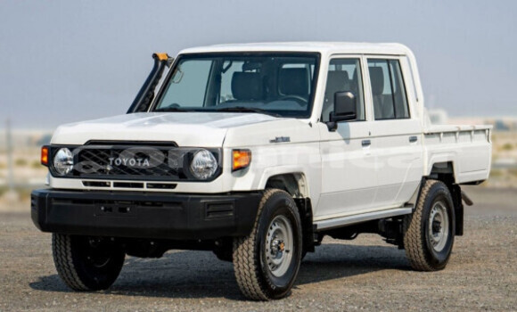 Buy Used Toyota Land Cruiser White Car in Muscat in Masqat