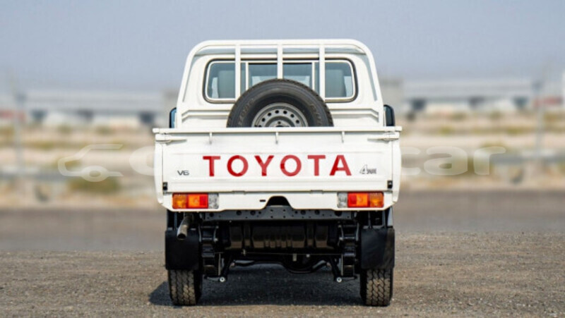 Big with watermark toyota land cruiser masqat muscat 7985