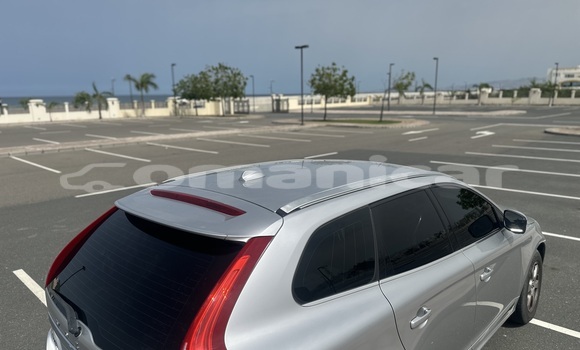 Buy Used Volvo XC60 Silver Car in Muscat in Masqat Buy Used Volvo XC60 Silver Car in Muscat in Masqat