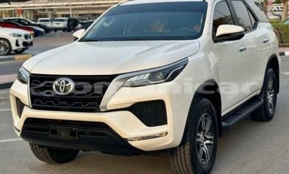 Buy Used Toyota Fortuner White Car in Muscat in Masqat Buy Used Toyota Fortuner White Car in Muscat in Masqat