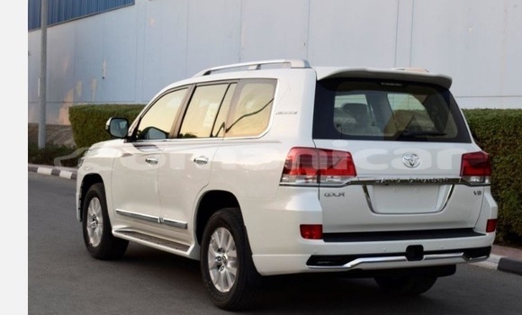 Buy Used Toyota Land Cruiser White Car in Muscat in Masqat Buy Used Toyota Land Cruiser White Car in Muscat in Masqat