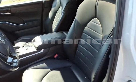 Buy Used Toyota Highlander White Car in Muscat in Masqat Buy Used Toyota Highlander White Car in Muscat in Masqat