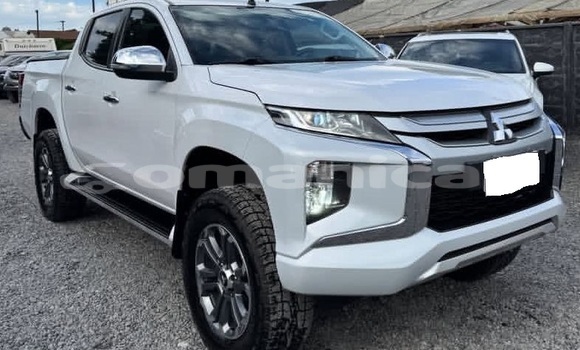 Buy Used Mitsubishi L200 White Car in Muscat in Masqat