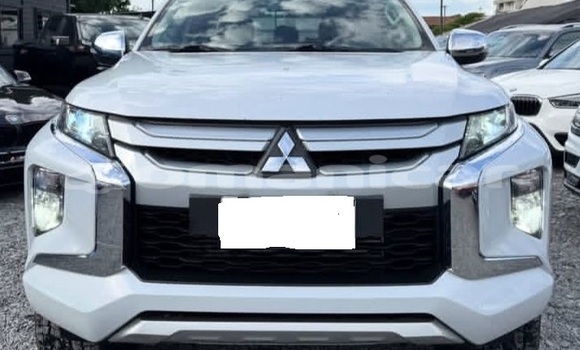 Buy Used Mitsubishi L200 White Car in Muscat in Masqat Buy Used Mitsubishi L200 White Car in Muscat in Masqat