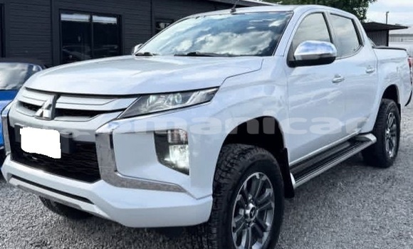 Buy Used Mitsubishi L200 White Car in Muscat in Masqat Buy Used Mitsubishi L200 White Car in Muscat in Masqat
