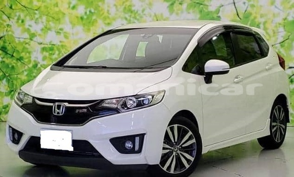Buy Used Honda FIT White Car in Muscat in Masqat