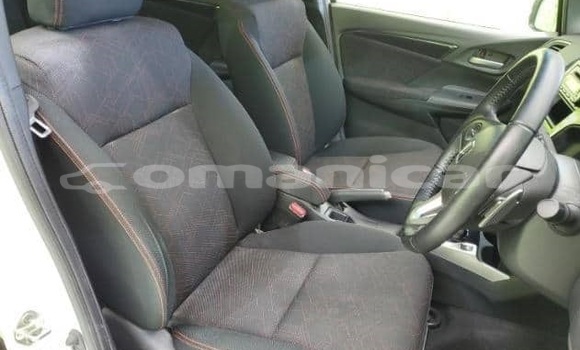 Buy Used Honda FIT White Car in Muscat in Masqat Buy Used Honda FIT White Car in Muscat in Masqat