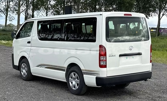 Buy Used Toyota Hiace White Car in al–Masna'ah in al-Batinah Buy Used Toyota Hiace White Car in al–Masna'ah in al-Batinah