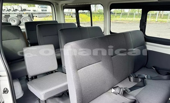 Buy Used Toyota Hiace White Car in al–Masna'ah in al-Batinah Buy Used Toyota Hiace White Car in al–Masna'ah in al-Batinah