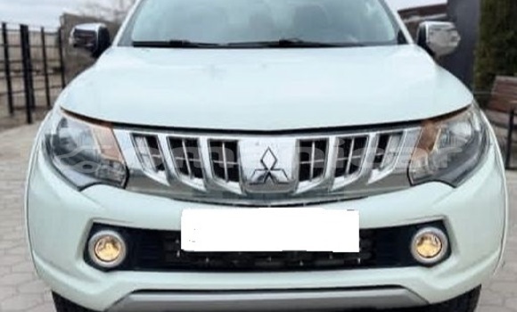 Buy Used Mitsubishi L200 White Car in Muscat in Masqat