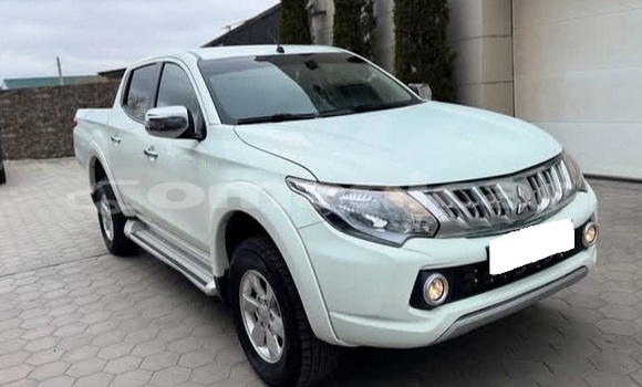 Buy Used Mitsubishi L200 White Car in Muscat in Masqat Buy Used Mitsubishi L200 White Car in Muscat in Masqat