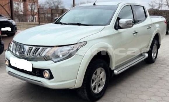 Buy Used Mitsubishi L200 White Car in Muscat in Masqat Buy Used Mitsubishi L200 White Car in Muscat in Masqat