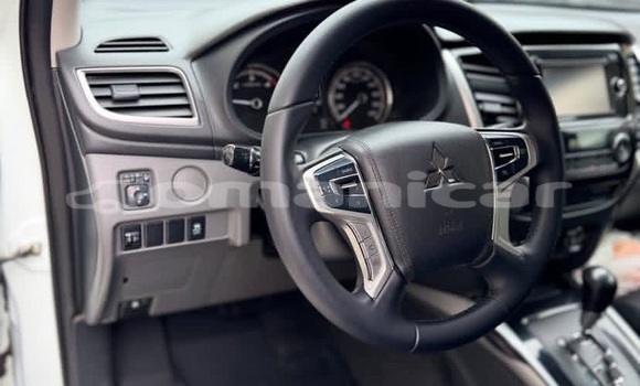 Buy Used Mitsubishi L200 White Car in Muscat in Masqat Buy Used Mitsubishi L200 White Car in Muscat in Masqat