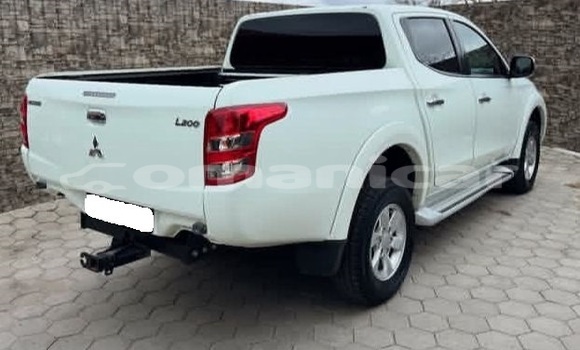 Buy Used Mitsubishi L200 White Car in Muscat in Masqat Buy Used Mitsubishi L200 White Car in Muscat in Masqat