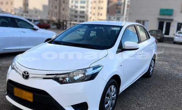 Buy Used Toyota Yaris White Car in Matrah in Masqat Buy Used Toyota Yaris White Car in Matrah in Masqat