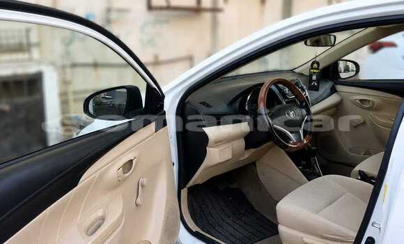 Buy Used Toyota Yaris White Car in Matrah in Masqat Buy Used Toyota Yaris White Car in Matrah in Masqat