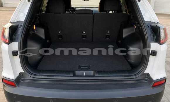 Buy Used Jeep Cherokee White Car in Barkah in al-Batinah Buy Used Jeep Cherokee White Car in Barkah in al-Batinah