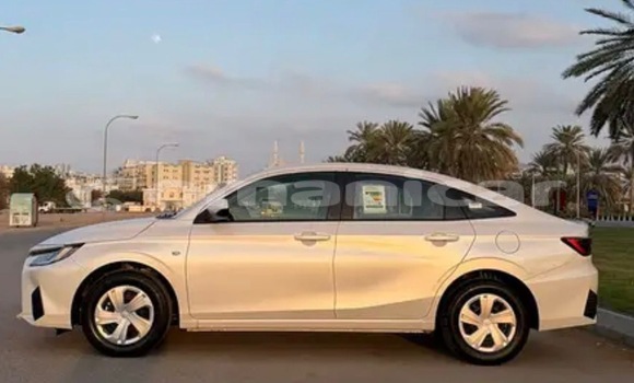 Buy Used Toyota Yaris White Car in Azaiba in Masqat Buy Used Toyota Yaris White Car in Azaiba in Masqat