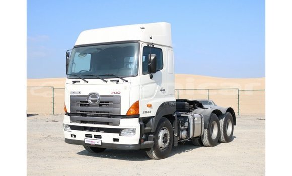 Buy Import Hino 300 Series White Truck in Import - Dubai in Dhufar