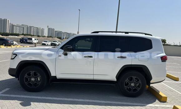 Buy New Toyota Land Cruiser White Car in Muscat in Masqat Buy New Toyota Land Cruiser White Car in Muscat in Masqat