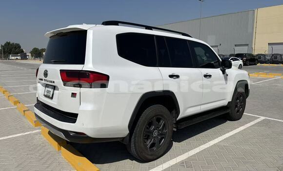 Buy New Toyota Land Cruiser White Car in Muscat in Masqat Buy New Toyota Land Cruiser White Car in Muscat in Masqat