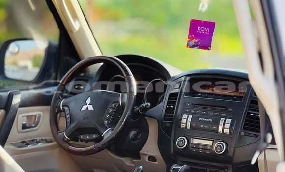 Buy Used Mitsubishi Pajero White Car in Al khuwair in al-Batinah Buy Used Mitsubishi Pajero White Car in Al khuwair in al-Batinah