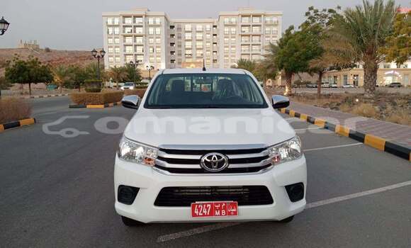 Buy Used Toyota Hilux White Car in al–Khaburah in al-Batinah
