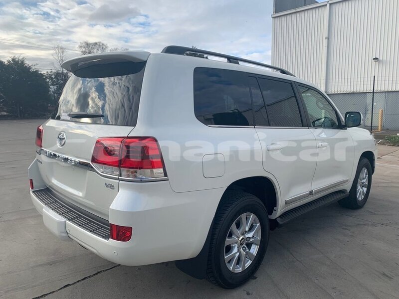 Big with watermark toyota land cruiser masqat muscat 8258